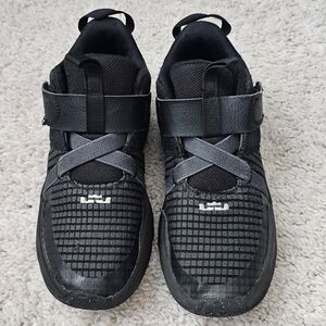 Nike LeBron James Witness 7 Sz 1
